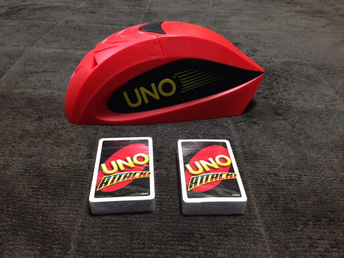 内容物はウノアタックとカード。