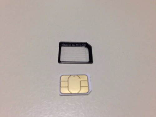 このSIM変換アダプタにドコモのnanoSIMを入れて、priori2に挿入すればいいみたいです。