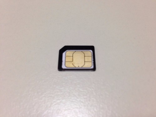 こんな感じで、両面テープを使ってSIM変換アダプタにはめこんでみました。 向きにちょっと手こずりましたが、なんとか。