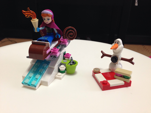 ソリに乗ってるよ。