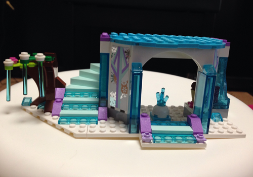 ここからアイスキャッスルの1階部分を組み立ててきます。 あっという間に完成。