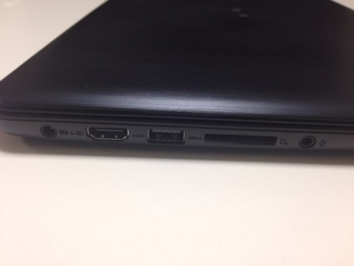 ACアダプター、HDMI端子、USB 3.0端子、SDカードスロット、ヘッドフォンマイク端子です。