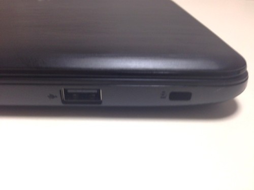 USB 2.0端子とセキュリティスロット。