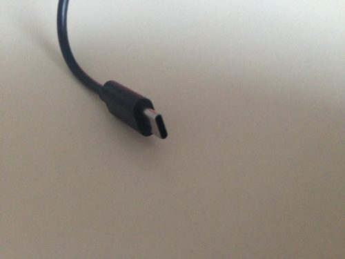 変わっている点として、USBコネクタは「USB Type-C」っていう新しい規格になっています。