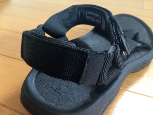 3点で足をホールドするので、絶妙なフィット感。