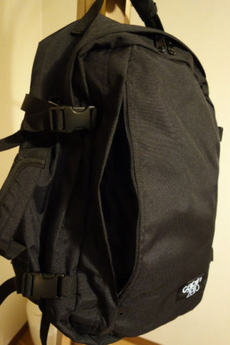 【外側】ジップポケットは結構大きい。