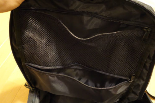 【内側】メッシュジップポケットとジップポケットが2つ。